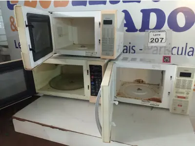 LOTE 207 - 03 MICRO-ONDAS MARCAS E MODELOS DIVERSOS SENDO 01 C/PRATO. (NO ESTADO) ATENÇÃO! FAZER A VISITAÇÃO ANTES DE ARREMATAR, NÃO SABEMOS SE FUNCIONA. LEILÃO NÃO TEM GARANTIA E NEM DEVOLUÇÃO, SUJEITO A POSSÍVEIS AVARIAS VISÍVEIS/OCULTAS E/OU AUSÊNCIA DE COMPONENTES.