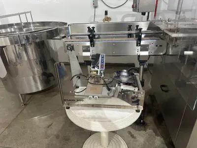 LOTE 001 - 01 FÁBRICA DE BEBIDAS COMPLETA, PRONTA PARA A OPERAÇÃO. OS EQUIPAMENTOS SERVEM PARA ENVASE DE LÍQUIDOS E PODEM SER USADOS PARA SUCO, ÁGUA MINERAL, CHÁ, KOMBUCHA, CERVEJA, VINHO, LEITE E IOGURTE. TODOS OS EQUIPAMENTOS QUE ENTRAM EM CONTATO COM A BEBIDA SEGUEM AS NORMAS EXIGIDAS PELO MINISTÉRIO DA AGRICULTURA (DE INOX OU OUTRO MATERIAL INERTE, FACILMENTE LAVÁVEIS E DESMONTÁVEIS). SÃO MODERNOS E DE ALTÍSSIMA QUALIDADE. A ENVASADORA CAVALARI POSSUI CAPACIDADE PARA PRODUZIR 4400 GARRAFAS POR HORA, JÁ FECHADAS, E É DE FÁCIL OPERAÇÃO, SENDO NECESSÁRIO SOMENTE 2 FUNCIONÁRIOS PARA OPERÁ-LA (UM NA ENTRADA DAS GARRAFAS E OUTRO NA SAÍDA), SEM QUE TENHAM CONTATO COM O LÍQUIDO ENVASADO, AUMENTANDO A SEGURANÇA SANITÁRIA. A CÂMARA FRIA POSSUI SISTEMA ONLINE ONDE É POSSÍVEL VERIFICAR A TEMPERATURA DA MESMA POR APLICATIVO NO CELULAR. TODOS OS EQUIPAMENTOS FUNCIONAM PERFEITAMENTE E SUA MANUTENÇÃO ERA FREQUENTE, O ÓLEO DOS COMPRESSORES SEMPRE FOI TROCADO NA DATA CERTA, E TODOS OS EQUIPAMENTOS SEMPRE FICARAM PROTEGIDOS DENTRO DA FÁBRICA. IDEAL PARA QUEM QUER COMEÇAR UM NEGÓCIO NA ÁREA DE BEBIDAS OU LATICÍNIOS, OU QUER AMPLIAR O SEU NEGÓCIO E DEIXAR A PRODUÇÃO MAIS SEGURA E EFICIENTE.(NO ESTADO)