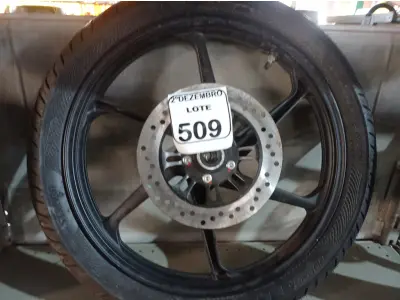 LOTE 509 - 01 RODA P/MOTO COM PNEU E CÂMARA DE AR, ARO “18. PARA HONDA 150 E 160 CILINDRADAS. (NO ESTADO) ATENÇÃO! FAZER A VISITAÇÃO ANTES DE ARREMATAR, NÃO SABEMOS SE FUNCIONA. LEILÃO NÃO TEM GARANTIA E NEM DEVOLUÇÃO, SUJEITO A POSSÍVEIS AVARIAS VISÍVEIS/OCULTAS E/OU AUSÊNCIA DE COMPONENTES.