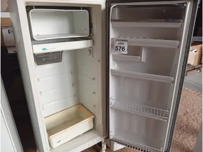 LOTE 576 - 01 GELADEIRA MARCA CONSUL 220V. (NO ESTADO) ATENÇÃO! FAZER A VISITAÇÃO ANTES DE ARREMATAR, NÃO SABEMOS SE FUNCIONA. LEILÃO NÃO TEM GARANTIA E NEM DEVOLUÇÃO, SUJEITO A POSSÍVEIS AVARIAS VISÍVEIS/OCULTAS E/OU AUSÊNCIA DE COMPONENTES.