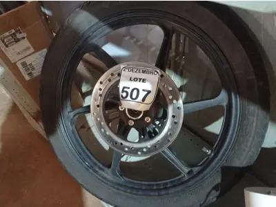 LOTE 507 - 01 RODA P/MOTO COM PNEU E CÂMARA DE AR, ARO “18. PARA HONDA 150 E 160 CILINDRADAS. (NO ESTADO) ATENÇÃO! FAZER A VISITAÇÃO ANTES DE ARREMATAR, NÃO SABEMOS SE FUNCIONA. LEILÃO NÃO TEM GARANTIA E NEM DEVOLUÇÃO, SUJEITO A POSSÍVEIS AVARIAS VISÍVEIS/OCULTAS E/OU AUSÊNCIA DE COMPONENTES.