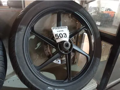 LOTE 503 - 01 RODA P/MOTO COM PNEU E CÂMARA DE AR, ARO “18. PARA HONDA 150 E 160 CILINDRADAS. (NO ESTADO) ATENÇÃO! FAZER A VISITAÇÃO ANTES DE ARREMATAR, NÃO SABEMOS SE FUNCIONA. LEILÃO NÃO TEM GARANTIA E NEM DEVOLUÇÃO, SUJEITO A POSSÍVEIS AVARIAS VISÍVEIS/OCULTAS E/OU AUSÊNCIA DE COMPONENTES.