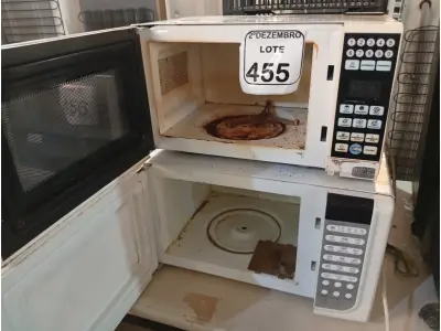 LOTE 455 - 02 MICRO-ONDAS PHILCO E ELECTROLUX S/PRATO. (NO ESTADO) ATENÇÃO! FAZER A VISITAÇÃO ANTES DE ARREMATAR, NÃO SABEMOS SE FUNCIONA. LEILÃO NÃO TEM GARANTIA E NEM DEVOLUÇÃO, SUJEITO A POSSÍVEIS AVARIAS VISÍVEIS/OCULTAS E/OU AUSÊNCIA DE COMPONENTES.