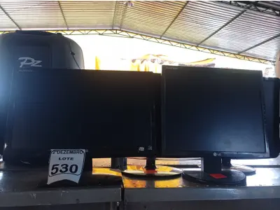 LOTE 530 - 04 MONITORES LCD MARCAS E MODELOS DIVERSOS. (NO ESTADO) ATENÇÃO! FAZER A VISITAÇÃO ANTES DE ARREMATAR, NÃO SABEMOS SE FUNCIONA. LEILÃO NÃO TEM GARANTIA E NEM DEVOLUÇÃO, SUJEITO A POSSÍVEIS AVARIAS VISÍVEIS/OCULTAS E/OU AUSÊNCIA DE COMPONENTES.