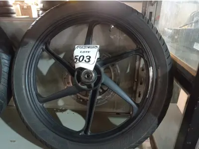 LOTE 503 - 01 RODA P/MOTO COM PNEU E CÂMARA DE AR, ARO “18. PARA HONDA 150 E 160 CILINDRADAS. (NO ESTADO) ATENÇÃO! FAZER A VISITAÇÃO ANTES DE ARREMATAR, NÃO SABEMOS SE FUNCIONA. LEILÃO NÃO TEM GARANTIA E NEM DEVOLUÇÃO, SUJEITO A POSSÍVEIS AVARIAS VISÍVEIS/OCULTAS E/OU AUSÊNCIA DE COMPONENTES.