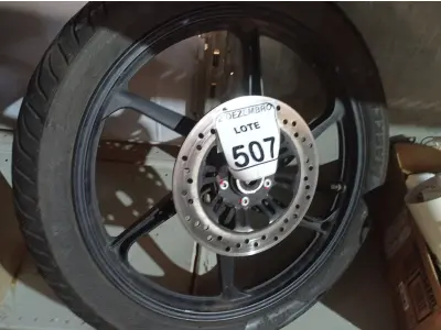 LOTE 507 - 01 RODA P/MOTO COM PNEU E CÂMARA DE AR, ARO “18. PARA HONDA 150 E 160 CILINDRADAS. (NO ESTADO) ATENÇÃO! FAZER A VISITAÇÃO ANTES DE ARREMATAR, NÃO SABEMOS SE FUNCIONA. LEILÃO NÃO TEM GARANTIA E NEM DEVOLUÇÃO, SUJEITO A POSSÍVEIS AVARIAS VISÍVEIS/OCULTAS E/OU AUSÊNCIA DE COMPONENTES.