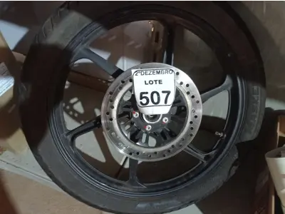 LOTE 507 - 01 RODA P/MOTO COM PNEU E CÂMARA DE AR, ARO “18. PARA HONDA 150 E 160 CILINDRADAS. (NO ESTADO) ATENÇÃO! FAZER A VISITAÇÃO ANTES DE ARREMATAR, NÃO SABEMOS SE FUNCIONA. LEILÃO NÃO TEM GARANTIA E NEM DEVOLUÇÃO, SUJEITO A POSSÍVEIS AVARIAS VISÍVEIS/OCULTAS E/OU AUSÊNCIA DE COMPONENTES.