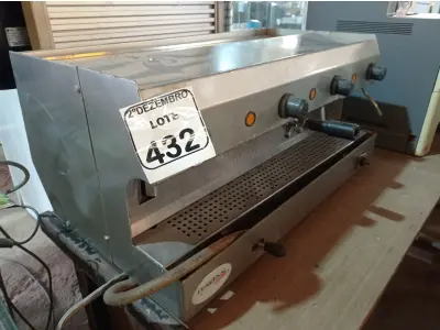 LOTE 432 - 01 MÁQUINA DE CAFÉ EXPRESSO EM INOX INDUSTRIAL. (NO ESTADO) ATENÇÃO! FAZER A VISITAÇÃO ANTES DE ARREMATAR, NÃO SABEMOS SE FUNCIONA. LEILÃO NÃO TEM GARANTIA E NEM DEVOLUÇÃO, SUJEITO A POSSÍVEIS AVARIAS VISÍVEIS/OCULTAS E/OU AUSÊNCIA DE COMPONENTES.