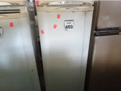 LOTE 469 - 01 GELADEIRA MARCA BOSCH 220V. (NO ESTADO) ATENÇÃO! FAZER A VISITAÇÃO ANTES DE ARREMATAR, NÃO SABEMOS SE FUNCIONA. LEILÃO NÃO TEM GARANTIA E NEM DEVOLUÇÃO, SUJEITO A POSSÍVEIS AVARIAS VISÍVEIS/OCULTAS E/OU AUSÊNCIA DE COMPONENTES.