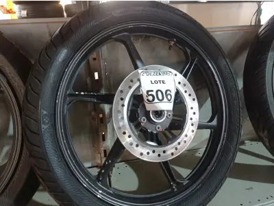 LOTE 506 - 01 RODA P/MOTO COM PNEU E CÂMARA DE AR, ARO “18. PARA HONDA 150 E 160 CILINDRADAS. (NO ESTADO) ATENÇÃO! FAZER A VISITAÇÃO ANTES DE ARREMATAR, NÃO SABEMOS SE FUNCIONA. LEILÃO NÃO TEM GARANTIA E NEM DEVOLUÇÃO, SUJEITO A POSSÍVEIS AVARIAS VISÍVEIS/OCULTAS E/OU AUSÊNCIA DE COMPONENTES.