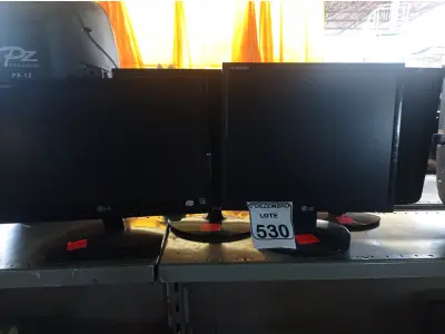 LOTE 530 - 04 MONITORES LCD MARCAS E MODELOS DIVERSOS. (NO ESTADO) ATENÇÃO! FAZER A VISITAÇÃO ANTES DE ARREMATAR, NÃO SABEMOS SE FUNCIONA. LEILÃO NÃO TEM GARANTIA E NEM DEVOLUÇÃO, SUJEITO A POSSÍVEIS AVARIAS VISÍVEIS/OCULTAS E/OU AUSÊNCIA DE COMPONENTES.