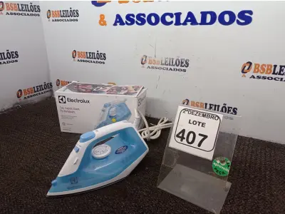 LOTE 407 - 01 FERRO A VAPOR DE PASSAR ROUPAS ELECTROLUX COR BRANCA C/ AZUL (NOVO). (NO ESTADO) ATENÇÃO! FAZER A VISITAÇÃO ANTES DE ARREMATAR, NÃO SABEMOS SE FUNCIONA. LEILÃO NÃO TEM GARANTIA E NEM DEVOLUÇÃO, SUJEITO A POSSÍVEIS AVARIAS VISÍVEIS/OCULTAS E/OU AUSÊNCIA DE COMPONENTES.