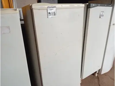 LOTE 575 - 01 GELADEIRA MARCA CONSUL 220V. (NO ESTADO) ATENÇÃO! FAZER A VISITAÇÃO ANTES DE ARREMATAR, NÃO SABEMOS SE FUNCIONA. LEILÃO NÃO TEM GARANTIA E NEM DEVOLUÇÃO, SUJEITO A POSSÍVEIS AVARIAS VISÍVEIS/OCULTAS E/OU AUSÊNCIA DE COMPONENTES.