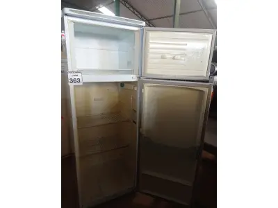 LOTE 363 - 01 GELADEIRA MARCA DACO 220V. (NO ESTADO) ATENÇÃO! FAZER A VISITAÇÃO ANTES DE ARREMATAR, NÃO SABEMOS SE FUNCIONA. LEILÃO NÃO TEM GARANTIA E NEM DEVOLUÇÃO, SUJEITO A POSSÍVEIS AVARIAS VISÍVEIS/OCULTAS E/OU AUSÊNCIA DE COMPONENTES.