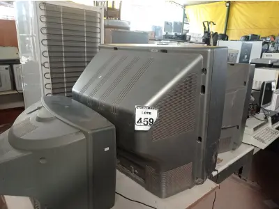 LOTE 459 - 03 TV’S DE TUBO ANTIGAS MARCAS E MODELOS DIVERSOS. (NO ESTADO) ATENÇÃO! FAZER A VISITAÇÃO ANTES DE ARREMATAR, NÃO SABEMOS SE FUNCIONA. LEILÃO NÃO TEM GARANTIA E NEM DEVOLUÇÃO, SUJEITO A POSSÍVEIS AVARIAS VISÍVEIS/OCULTAS E/OU AUSÊNCIA DE COMPONENTES.
