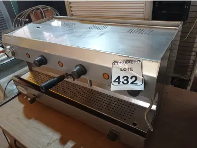 LOTE 432 - 01 MÁQUINA DE CAFÉ EXPRESSO EM INOX INDUSTRIAL. (NO ESTADO) ATENÇÃO! FAZER A VISITAÇÃO ANTES DE ARREMATAR, NÃO SABEMOS SE FUNCIONA. LEILÃO NÃO TEM GARANTIA E NEM DEVOLUÇÃO, SUJEITO A POSSÍVEIS AVARIAS VISÍVEIS/OCULTAS E/OU AUSÊNCIA DE COMPONENTES.