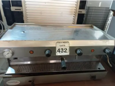 LOTE 432 - 01 MÁQUINA DE CAFÉ EXPRESSO EM INOX INDUSTRIAL. (NO ESTADO) ATENÇÃO! FAZER A VISITAÇÃO ANTES DE ARREMATAR, NÃO SABEMOS SE FUNCIONA. LEILÃO NÃO TEM GARANTIA E NEM DEVOLUÇÃO, SUJEITO A POSSÍVEIS AVARIAS VISÍVEIS/OCULTAS E/OU AUSÊNCIA DE COMPONENTES.
