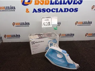 LOTE 408 - 01 FERRO A VAPOR P/ PASSAR ROUPAS ELECTROLUX COR BRANCA C/AZUL (NOVO). (NO ESTADO) ATENÇÃO! FAZER A VISITAÇÃO ANTES DE ARREMATAR, NÃO SABEMOS SE FUNCIONA. LEILÃO NÃO TEM GARANTIA E NEM DEVOLUÇÃO, SUJEITO A POSSÍVEIS AVARIAS VISÍVEIS/OCULTAS E/OU AUSÊNCIA DE COMPONENTES.