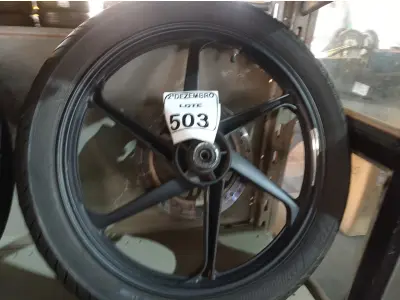 LOTE 503 - 01 RODA P/MOTO COM PNEU E CÂMARA DE AR, ARO “18. PARA HONDA 150 E 160 CILINDRADAS. (NO ESTADO) ATENÇÃO! FAZER A VISITAÇÃO ANTES DE ARREMATAR, NÃO SABEMOS SE FUNCIONA. LEILÃO NÃO TEM GARANTIA E NEM DEVOLUÇÃO, SUJEITO A POSSÍVEIS AVARIAS VISÍVEIS/OCULTAS E/OU AUSÊNCIA DE COMPONENTES.