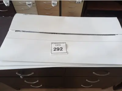LOTE 292 - 01 CAIXA COM PROTETOR DE TELA GRANDE (BOX WITH LARGE SCREEN PROTECTOR). (NO ESTADO EM QUE SE ENCONTRA. SUJEITO A AVARIAS OCULTAS/VISÍVEIS.)