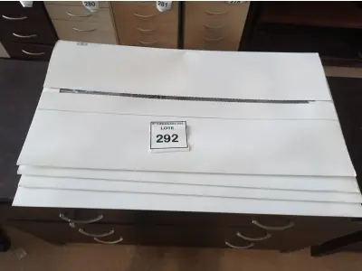 LOTE 292 - 01 CAIXA COM PROTETOR DE TELA GRANDE (BOX WITH LARGE SCREEN PROTECTOR). (NO ESTADO EM QUE SE ENCONTRA. SUJEITO A AVARIAS OCULTAS/VISÍVEIS.)