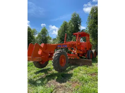 LOTE 003 - ITEM 3 - MOTONIVELADORA FG70 LARANJA, ANO 1990, MOTOR MERCEDES, ELÉTRICA NOVA, TRANSMISSÃO NOVA, TANDEM REVISADO, OPERACIONAL, VALOR MERCADO, 115 MIL A 140 MIL, (NO ESTADO) (VISITAÇÃO ABADIÂNIA–GOIÁS) (CONTATO: 62-999250338) 
