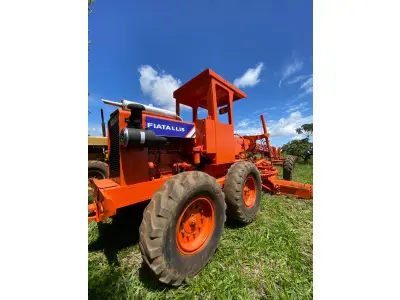 LOTE 003 - ITEM 3 - MOTONIVELADORA FG70 LARANJA, ANO 1990, MOTOR MERCEDES, ELÉTRICA NOVA, TRANSMISSÃO NOVA, TANDEM REVISADO, OPERACIONAL, VALOR MERCADO, 115 MIL A 140 MIL, (NO ESTADO) (VISITAÇÃO ABADIÂNIA–GOIÁS) (CONTATO: 62-999250338) 
