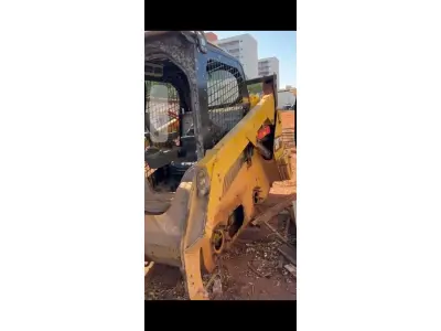 LOTE 010 - 01 MINI CARREGADEIRA CATERPILLA 242D, ANO 2014 (NO ESTADO)