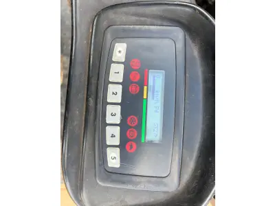 LOTE 009 - 01 EMPILHADEIRA  MÁXIMA ELÉTRICA , CAPACIDADE: 2.500 KG, ALTURA: 6 METROS, HORAS: 3.327, ANO 2014 EM OPERAÇÃO (NO ESTADO) (AGENDAR)