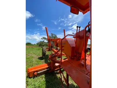 LOTE 003 - ITEM 3 - MOTONIVELADORA FG70 LARANJA, ANO 1990, MOTOR MERCEDES, ELÉTRICA NOVA, TRANSMISSÃO NOVA, TANDEM REVISADO, OPERACIONAL, VALOR MERCADO, 115 MIL A 140 MIL, (NO ESTADO) (VISITAÇÃO ABADIÂNIA–GOIÁS) (CONTATO: 62-999250338) 
