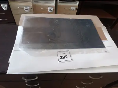 LOTE 292 - 01 CAIXA COM PROTETOR DE TELA GRANDE (BOX WITH LARGE SCREEN PROTECTOR). (NO ESTADO EM QUE SE ENCONTRA. SUJEITO A AVARIAS OCULTAS/VISÍVEIS.)