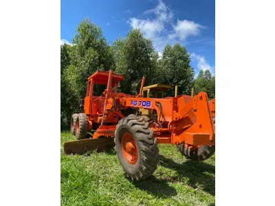 LOTE 003 - ITEM 3 - MOTONIVELADORA FG70 LARANJA, ANO 1990, MOTOR MERCEDES, ELÉTRICA NOVA, TRANSMISSÃO NOVA, TANDEM REVISADO, OPERACIONAL, VALOR MERCADO, 115 MIL A 140 MIL, (NO ESTADO) (VISITAÇÃO ABADIÂNIA–GOIÁS) (CONTATO: 62-999250338) 