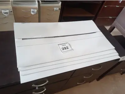 LOTE 292 - 01 CAIXA COM PROTETOR DE TELA GRANDE (BOX WITH LARGE SCREEN PROTECTOR). (NO ESTADO EM QUE SE ENCONTRA. SUJEITO A AVARIAS OCULTAS/VISÍVEIS.)