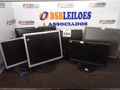 LOTE 364 - 06 MONITORES LCD MARCAS E MODELOS DIVERSOS. (NO ESTADO) ATENÇÃO! FAZER A VISITAÇÃO ANTES DE ARREMATAR, NÃO SABEMOS SE FUNCIONA. LEILÃO NÃO TEM GARANTIA E NEM DEVOLUÇÃO, SUJEITO A POSSÍVEIS AVARIAS VISÍVEIS/OCULTAS E/OU AUSÊNCIA DE COMPONENTES.