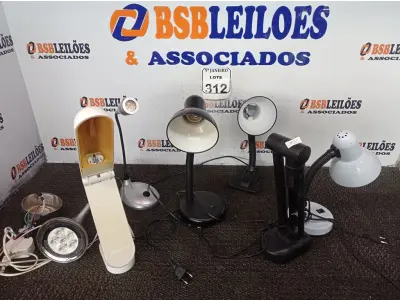 LOTE 312 - 01 LOTE C/VÁRIAS LUMINÁRIAS DE MESA. (NO ESTADO) ATENÇÃO! FAZER A VISITAÇÃO ANTES DE ARREMATAR, NÃO SABEMOS SE FUNCIONA. LEILÃO NÃO TEM GARANTIA E NEM DEVOLUÇÃO, SUJEITO A POSSÍVEIS AVARIAS VISÍVEIS/OCULTAS E/OU AUSÊNCIA DE COMPONENTES.