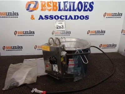 LOTE 283 - 01 FRITADEIRA ELÉTRICA EM INOX MARCA VENÂNCIO. (NO ESTADO) ATENÇÃO! FAZER A VISITAÇÃO ANTES DE ARREMATAR, NÃO SABEMOS SE FUNCIONA. LEILÃO NÃO TEM GARANTIA E NEM DEVOLUÇÃO, SUJEITO A POSSÍVEIS AVARIAS VISÍVEIS/OCULTAS E/OU AUSÊNCIA DE COMPONENTES.