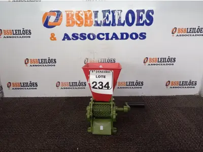LOTE 234 - 01 DESCASCADOR DE CAFÉ MARCA BOTINI.  (NO ESTADO) ATENÇÃO! FAZER A VISITAÇÃO ANTES DE ARREMATAR, NÃO SABEMOS SE FUNCIONA. LEILÃO NÃO TEM GARANTIA E NEM DEVOLUÇÃO, SUJEITO A POSSÍVEIS AVARIAS VISÍVEIS/OCULTAS E/OU AUSÊNCIA DE COMPONENTES.