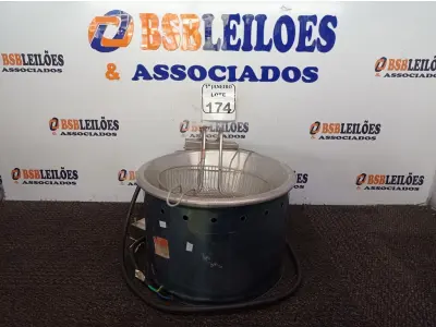 LOTE 174 - 01 FRITADEIRA ELÉTRICA EM INOX MARCA VENÂNCIO. (NO ESTADO) ATENÇÃO! FAZER A VISITAÇÃO ANTES DE ARREMATAR, NÃO SABEMOS SE FUNCIONA. LEILÃO NÃO TEM GARANTIA E NEM DEVOLUÇÃO, SUJEITO A POSSÍVEIS AVARIAS VISÍVEIS/OCULTAS E/OU AUSÊNCIA DE COMPONENTES.