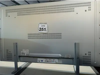 LOTE 351 - 01 TV 42” MARCA PHILIPS. (NO ESTADO) ATENÇÃO! FAZER A VISITAÇÃO ANTES DE ARREMATAR, NÃO SABEMOS SE FUNCIONA. LEILÃO NÃO TEM GARANTIA E NEM DEVOLUÇÃO, SUJEITO A POSSÍVEIS AVARIAS VISÍVEIS/OCULTAS E/OU AUSÊNCIA DE COMPONENTES.