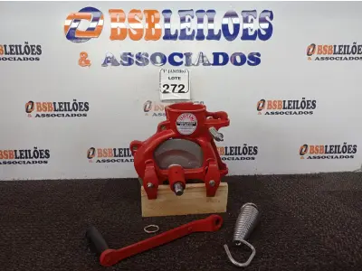 LOTE 272 - 01 DEBULHADOR DE MILHO MARCA BOTINI. (NO ESTADO) ATENÇÃO! FAZER A VISITAÇÃO ANTES DE ARREMATAR, NÃO SABEMOS SE FUNCIONA. LEILÃO NÃO TEM GARANTIA E NEM DEVOLUÇÃO, SUJEITO A POSSÍVEIS AVARIAS VISÍVEIS/OCULTAS E/OU AUSÊNCIA DE COMPONENTES.