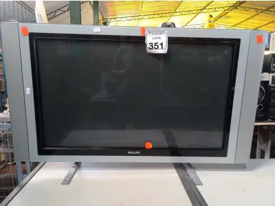LOTE 351 - 01 TV 42” MARCA PHILIPS. (NO ESTADO) ATENÇÃO! FAZER A VISITAÇÃO ANTES DE ARREMATAR, NÃO SABEMOS SE FUNCIONA. LEILÃO NÃO TEM GARANTIA E NEM DEVOLUÇÃO, SUJEITO A POSSÍVEIS AVARIAS VISÍVEIS/OCULTAS E/OU AUSÊNCIA DE COMPONENTES.