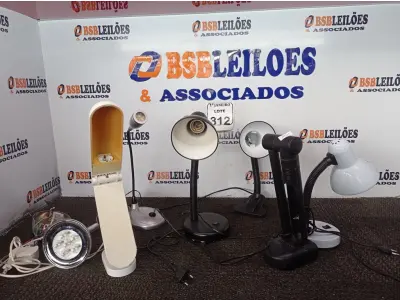 LOTE 312 - 01 LOTE C/VÁRIAS LUMINÁRIAS DE MESA. (NO ESTADO) ATENÇÃO! FAZER A VISITAÇÃO ANTES DE ARREMATAR, NÃO SABEMOS SE FUNCIONA. LEILÃO NÃO TEM GARANTIA E NEM DEVOLUÇÃO, SUJEITO A POSSÍVEIS AVARIAS VISÍVEIS/OCULTAS E/OU AUSÊNCIA DE COMPONENTES.