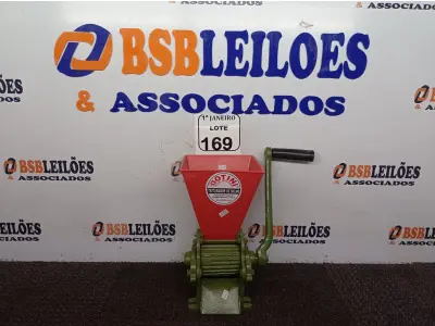 LOTE 169 - 01 DESCASCADOR DE CAFÉ MARCA BOTINI.  (NO ESTADO) ATENÇÃO! FAZER A VISITAÇÃO ANTES DE ARREMATAR, NÃO SABEMOS SE FUNCIONA. LEILÃO NÃO TEM GARANTIA E NEM DEVOLUÇÃO, SUJEITO A POSSÍVEIS AVARIAS VISÍVEIS/OCULTAS E/OU AUSÊNCIA DE COMPONENTES.