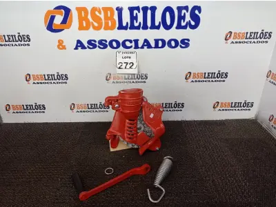 LOTE 272 - 01 DEBULHADOR DE MILHO MARCA BOTINI. (NO ESTADO) ATENÇÃO! FAZER A VISITAÇÃO ANTES DE ARREMATAR, NÃO SABEMOS SE FUNCIONA. LEILÃO NÃO TEM GARANTIA E NEM DEVOLUÇÃO, SUJEITO A POSSÍVEIS AVARIAS VISÍVEIS/OCULTAS E/OU AUSÊNCIA DE COMPONENTES.