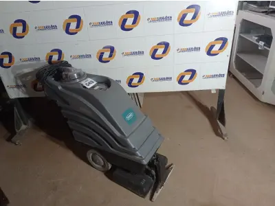 LOTE 543 - 01 LAVADORA DE CARPETES INDUSTRIAL MARCA TENNANT. (NO ESTADO) ATENÇÃO! FAZER A VISITAÇÃO ANTES DE ARREMATAR, NÃO SABEMOS SE FUNCIONA. LEILÃO NÃO TEM GARANTIA E NEM DEVOLUÇÃO, SUJEITO A POSSÍVEIS AVARIAS VISÍVEIS/OCULTAS E/OU AUSÊNCIA DE COMPONENTES.