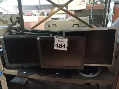 LOTE 484 - 08 MONITORES LCD MARCAS E MODELOS DIVERSOS. (NO ESTADO) ATENÇÃO! FAZER A VISITAÇÃO ANTES DE ARREMATAR, NÃO SABEMOS SE FUNCIONA. LEILÃO NÃO TEM GARANTIA E NEM DEVOLUÇÃO, SUJEITO A POSSÍVEIS AVARIAS VISÍVEIS/OCULTAS E/OU AUSÊNCIA DE COMPONENTES.