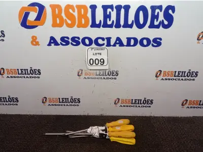 LOTE 009 - 01 CHAVE DE FENDA E 05 CHAVES PHILIPS. (NO ESTADO) ATENÇÃO! FAZER A VISITAÇÃO ANTES DE ARREMATAR, NÃO SABEMOS SE FUNCIONA. LEILÃO NÃO TEM GARANTIA E NEM DEVOLUÇÃO, SUJEITO A POSSÍVEIS AVARIAS VISÍVEIS/OCULTAS E/OU AUSÊNCIA DE COMPONENTES.