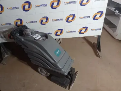 LOTE 543 - 01 LAVADORA DE CARPETES INDUSTRIAL MARCA TENNANT. (NO ESTADO) ATENÇÃO! FAZER A VISITAÇÃO ANTES DE ARREMATAR, NÃO SABEMOS SE FUNCIONA. LEILÃO NÃO TEM GARANTIA E NEM DEVOLUÇÃO, SUJEITO A POSSÍVEIS AVARIAS VISÍVEIS/OCULTAS E/OU AUSÊNCIA DE COMPONENTES.