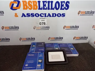 LOTE 076 - 04 REFLETORES DE LED 100W. (NO ESTADO) ATENÇÃO! FAZER A VISITAÇÃO ANTES DE ARREMATAR, NÃO SABEMOS SE FUNCIONA. LEILÃO NÃO TEM GARANTIA E NEM DEVOLUÇÃO, SUJEITO A POSSÍVEIS AVARIAS VISÍVEIS/OCULTAS E/OU AUSÊNCIA DE COMPONENTES.