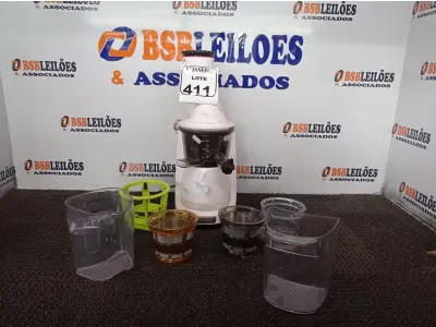 LOTE 411 - 01 EXTRATOR DE SUCOS MAXTRACTOR E MÁQUINA DE SORVETE MARCA ROYAL PRESTIGIE. (NO ESTADO) ATENÇÃO! FAZER A VISITAÇÃO ANTES DE ARREMATAR, NÃO SABEMOS SE FUNCIONA. LEILÃO NÃO TEM GARANTIA E NEM DEVOLUÇÃO, SUJEITO A POSSÍVEIS AVARIAS VISÍVEIS/OCULTAS E/OU AUSÊNCIA DE COMPONENTES
